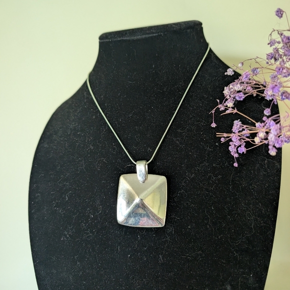 Elegant Silver Pendant Necklace - Picture 1 of 9